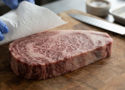 be-mat-dau-than-ngoai-wagyu-tham-kho-lan-nua-neu-co-nuoc-dong-truoc-luc-nau
