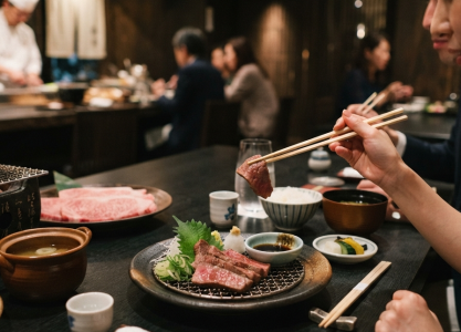 bo-wagyu-nhat-ban-cho-bua-nhieu-mon-phuc-vu-theo-tung-luot-de-giu-do-nong