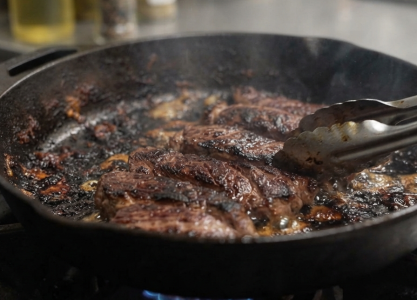 chao-con-can-sot-tu-me-truoc-co-the-lam-mau-cua-gau-bo-wagyu-dam-qua-muc