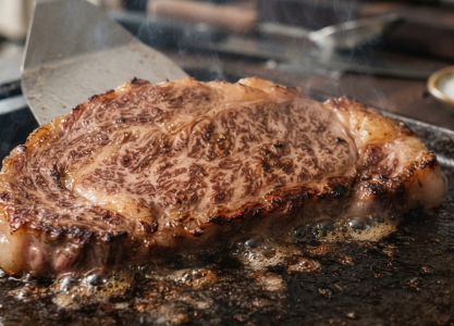 gau-bo-wagyu-co-dac-diem-gi-khi-nuong-va-ap-chao