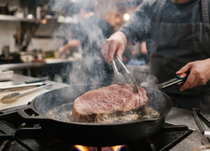 khoi-qua-nhieu-khi-nau-gau-bo-wagyu-thuong-la-dau-hieu-kiem-tra-nhiet-chao-hoac-luong-mo