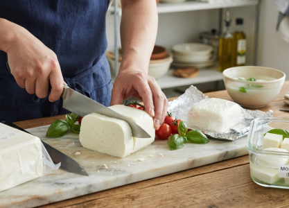 mozzarella-dang-khoi-nen-cat-va-bao-quan-nhu-the-nao