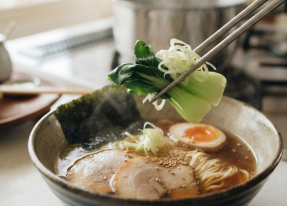nen-them-rau-vao-ramen-o-thoi-diem-nao-khi-nau