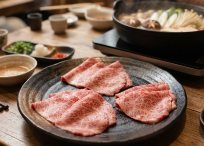 suon-non-wagyu-dung-trong-bua-lau-chia-thanh-tung-phan-nho-truoc-khi-bay-len-ban