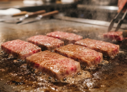 suon-non-wagyu-nuong-tren-bep-phang-nen-chua-khoang-giua-cac-mieng-de-nhiet-khong-giam-qua-nhanh