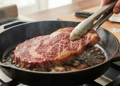tranh-ep-manh-be-suon-vai-wagyu-xuong-chao-vi-nuoc-thit-co-the-thoat-ra-nhieu-hon